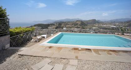 Maison de vacances 'Villa Gaia' avec vue sur la mer, piscine partagée et Wi-Fi.