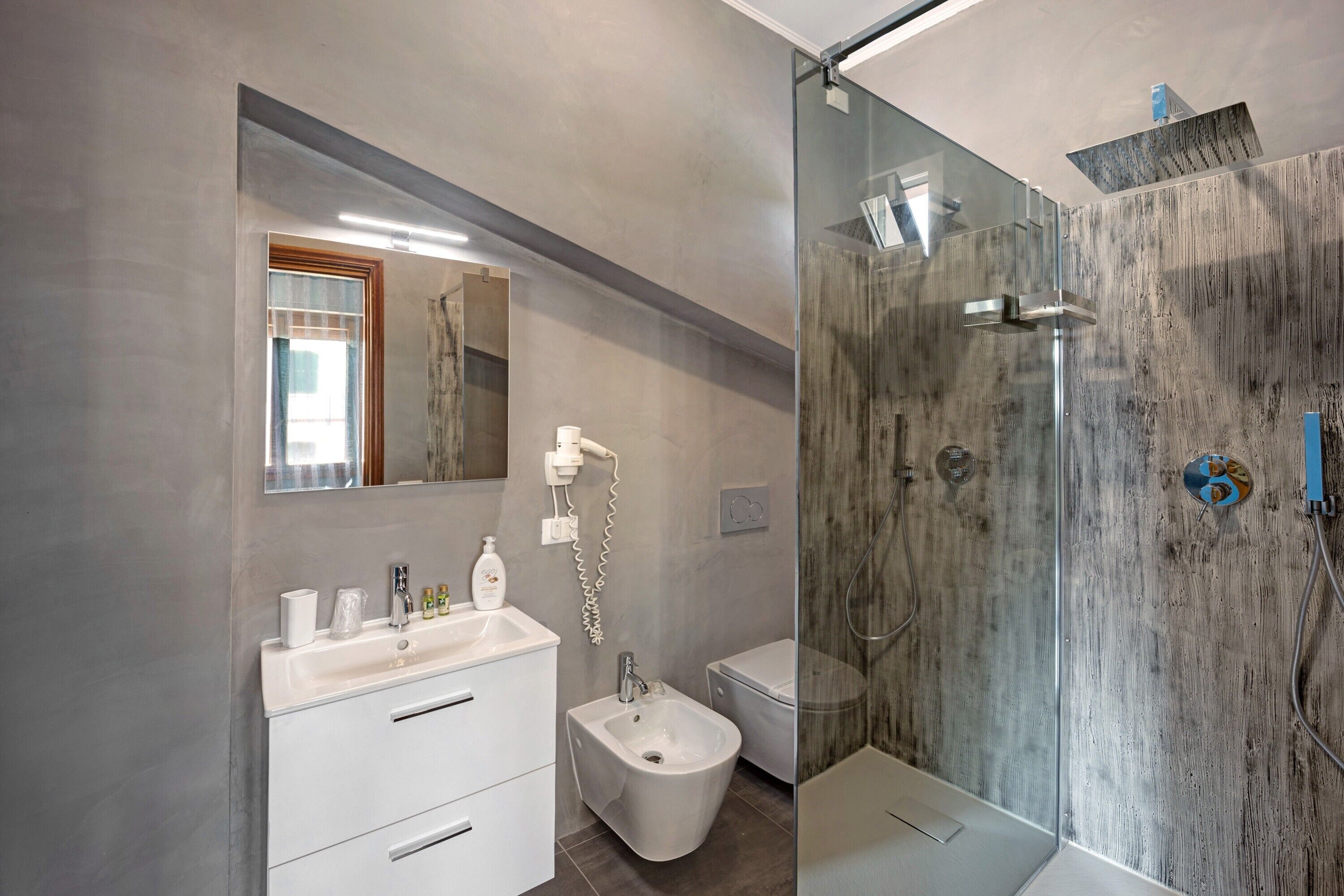 Bathtub, hair dryer, towels