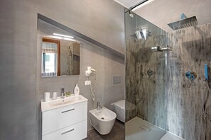 Badewanne, Haartrockner, Handtücher