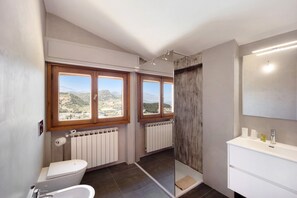 Badewanne, Haartrockner, Handtücher