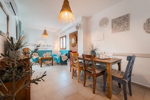 Dining - Holiday Villa en Cala d'Or with Shared Pool, Terrace, Garden & Wi-Fi (Cala D'or)