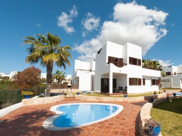 Exterior - Holiday Villa en Cala d'Or with Shared Pool, Terrace, Garden & Wi-Fi (Cala D'or)