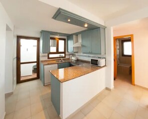 Fridge, microwave, oven, stovetop - Holiday Villa en Cala d'Or with Shared Pool, Terrace, Garden & Wi-Fi (Cala D'or)