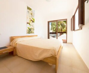 5 bedrooms, iron/ironing board, free WiFi, bed sheets