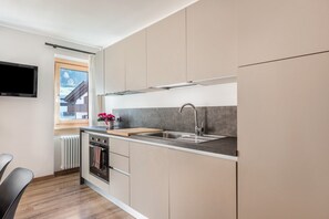 Fridge, oven, stovetop, dishwasher