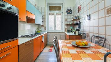 KĂŒhlschrank, Mikrowelle, Ofen, Herdplatte