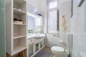 Shower, hair dryer, towels - Apartment "Casa di Alice" with Sea View, Balcony and Wi-Fi (Siracusa)