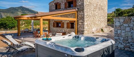 Tina de hidromasaje al aire libre