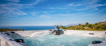 Villa Steinmauern mit Meerblick, Terrasse, Garten, Whirlpool & WLAN