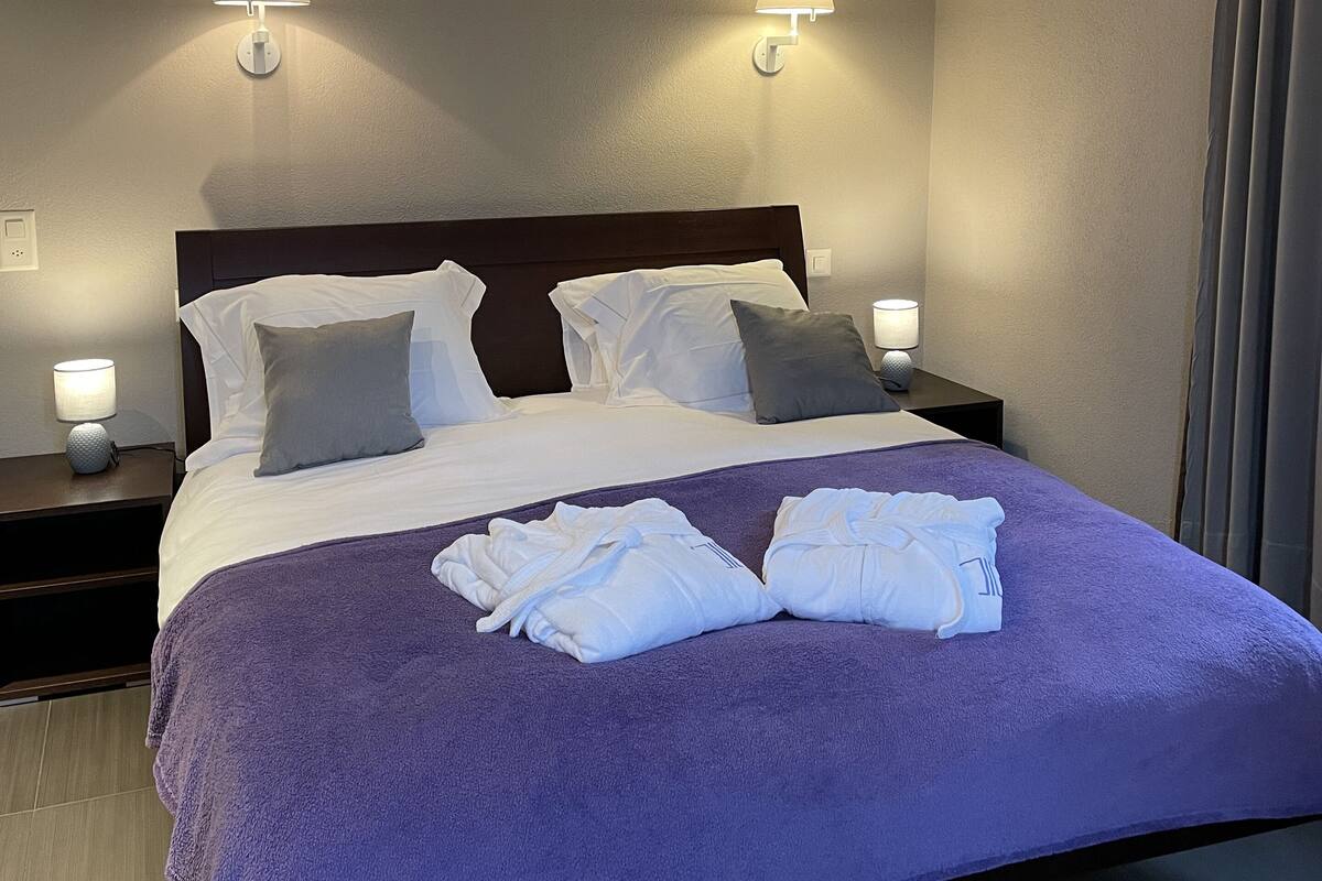 Habitación ejecutiva, 1 cama matrimonial, vista a la montaña | Edredón, minibar y caja de seguridad en la habitación