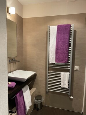 Habitación junior | Baño | Regadera, amenidades de baño gratuitas, secadora de cabello, batas