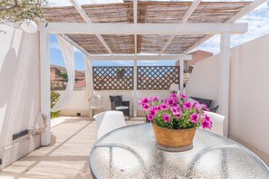 Outdoor dining - Holiday Home 'Casa Neathon' with Wi-Fi, Terrace & Balcony (Noto)