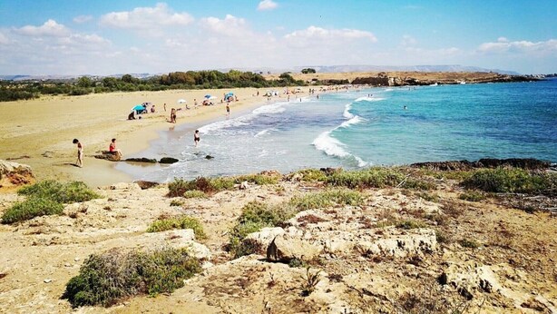 A beach with people, clear skies, and a rocky foreground. - Holiday Home 'Casa Neathon' with Wi-Fi, Terrace & Balcony (Noto)