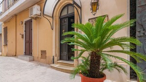 A building with a balcony, a door, and a potted plant. - Holiday Home 'Casa Neathon' with Wi-Fi, Terrace & Balcony (Noto)