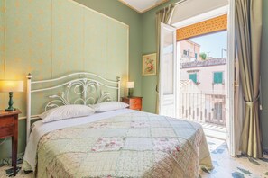 6 bedrooms, iron/ironing board, free WiFi, bed sheets - Holiday Home 'Casa Neathon' with Wi-Fi, Terrace & Balcony (Noto)