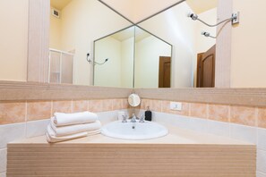 Shower, hair dryer, towels - Holiday Home 'Casa Neathon' with Wi-Fi, Terrace & Balcony (Noto)