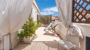 A rooftop terrace with a potted plant, a folding chair, and a white bench. - Holiday Home 'Casa Neathon' with Wi-Fi, Terrace & Balcony (Noto)