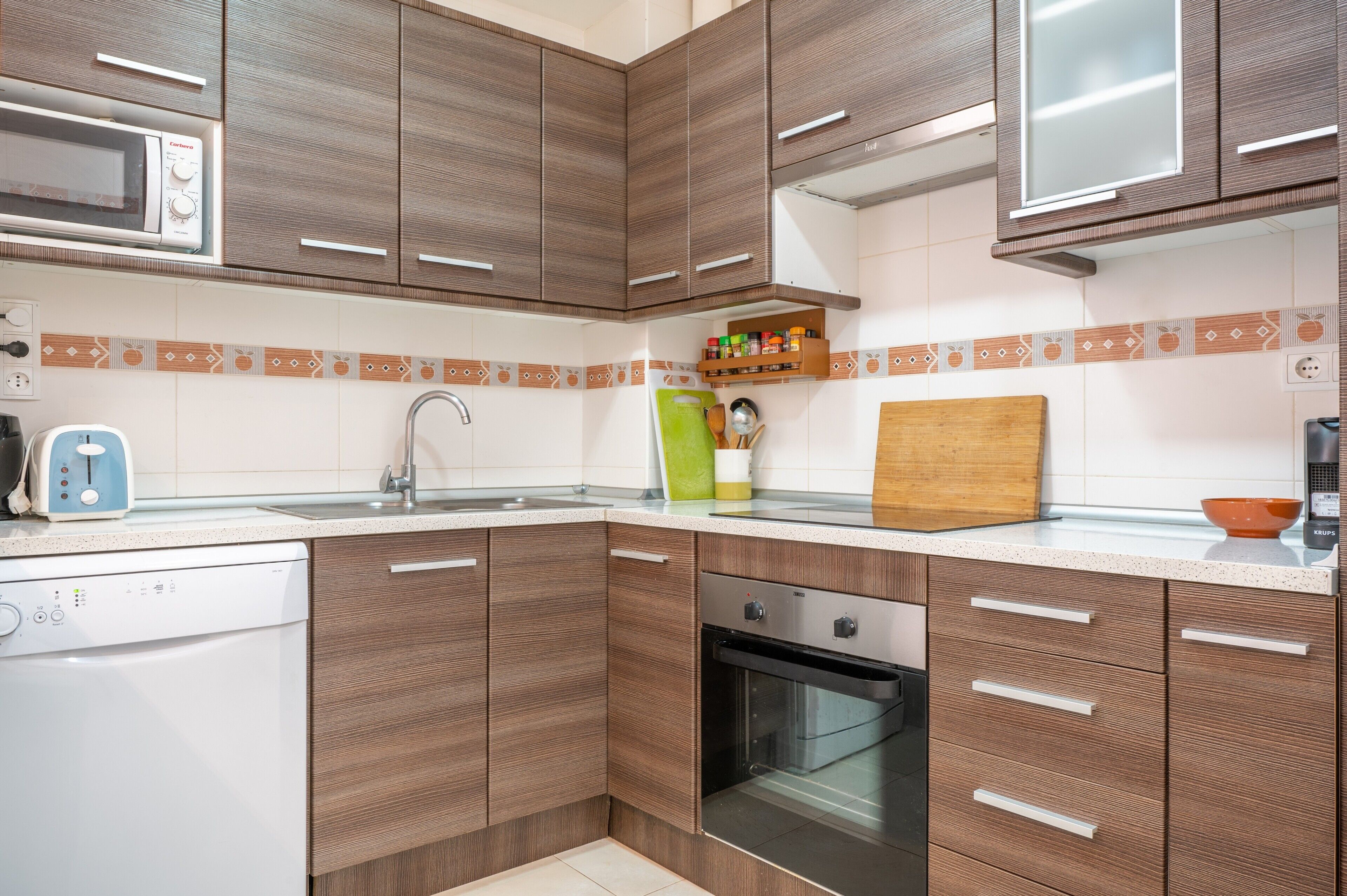 Køleskab, mikrobølgeovn, ovn, kogeplade