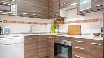 Een koelkast, een magnetron, een oven, een kookplaat