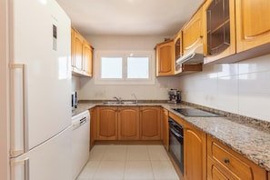 Fridge, microwave, oven, stovetop - Holiday Home 'Villa Lilia' with Sea View, Private Pool and Wi-Fi (Vilanova i la Geltrú)