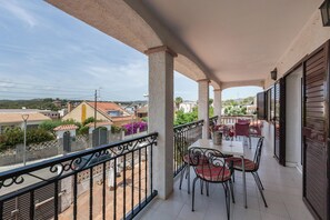 Outdoor dining - Holiday Home 'Villa Lilia' with Sea View, Private Pool and Wi-Fi (Vilanova i la Geltrú)