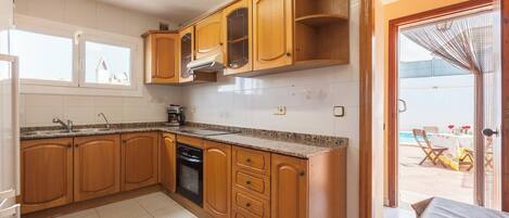 Frigorifero, microonde, forno, piano cottura