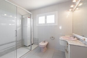 Regadera, amenidades de baño gratuitas, secadora de cabello, toallas 