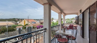 Casa de vacaciones 'Villa Lilia' con vistas al mar, piscina privada y Wi-Fi