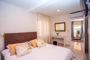 3 bedrooms, desk, iron/ironing board, free WiFi