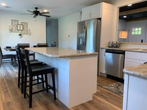 Geladeira, micro-ondas, fogão, cooktop