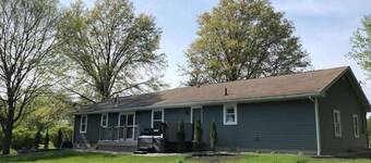 HOT TUB|Beauitiful Backyard Oasis|Newly Renovated
