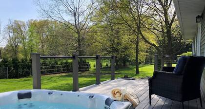 HOT TUB|Beauitiful Backyard Oasis|Newly Renovated
