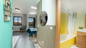 1 slaapkamer, een strijkplank/strijkijzer, gratis wifi, beddengoed