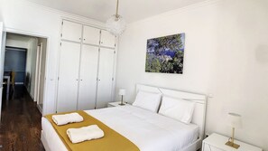 2 habitaciones, tabla de planchar con plancha y cuna de viaje 
