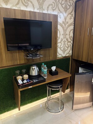 Soundproofing, free WiFi, bed sheets