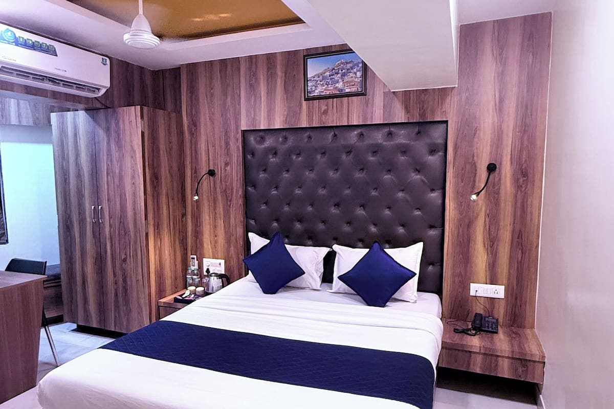 Soundproofing, free WiFi, bed sheets