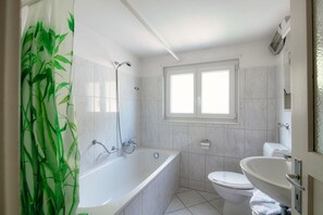 Combined shower/bathtub, hair dryer, towels, soap - Lodge in the heart of the Leventina (STÈLA) (Nivo)