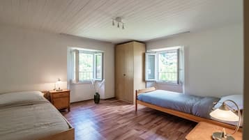 2 quartos, ferros/tĂĄbuas de passar roupa, Wi-Fi de cortesia
