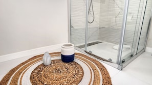 Badewanne, Haartrockner, Handtücher