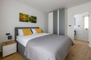 3 chambres, coffre-fort, bureau, fer et planche à repasser