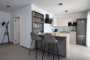 Réfrigérateur, four à micro-ondes, un four, surface de cuisson