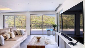 TV - Wild River Villa by LovelyStay (Tabua)