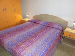 2 bedrooms, in-room safe, bed sheets