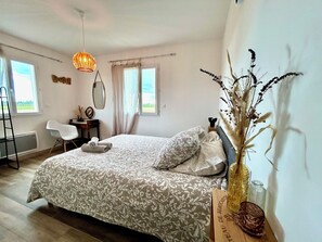 4 habitaciones, escritorio y tabla de planchar con plancha 