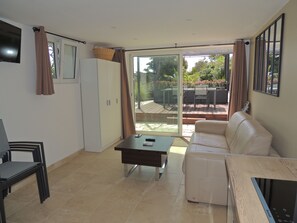TV, table tennis, computer monitors - LES ISSAMBRES, T3 beautiful sea view, air conditioning, large terrace, parking, bikes, paddles (Roquebrune-sur-Argens)