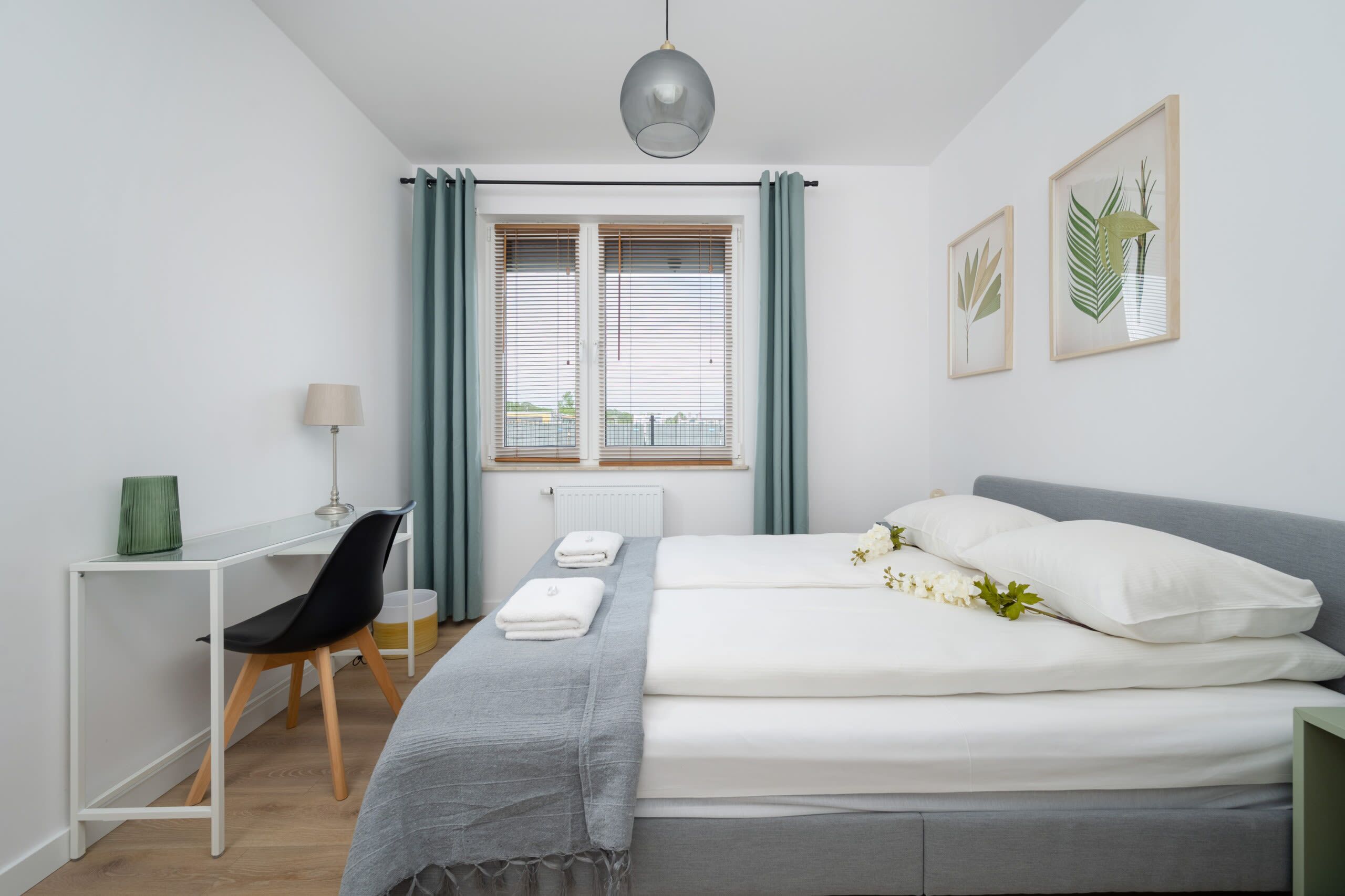 2 soverom, skrivebord, strykejern/-brett og wi-fi