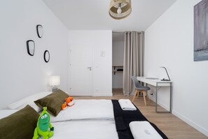 2 Schlafzimmer, Schreibtisch, Bügeleisen/Bügelbrett, Reisekinderbett