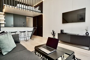 Departamento Confort | Sala de estar | Televisión de pantalla plana de 43 pulgadas con canales por cable 