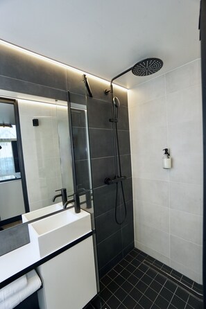 Comfort Apartment | Bathroom shower - Chalet Park by Maier Mäder (Mäder)
