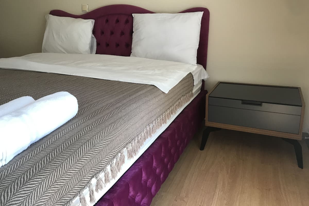 Standard Room, 1 King Bed, Mountain View | Premium bedding, free WiFi, bed sheets